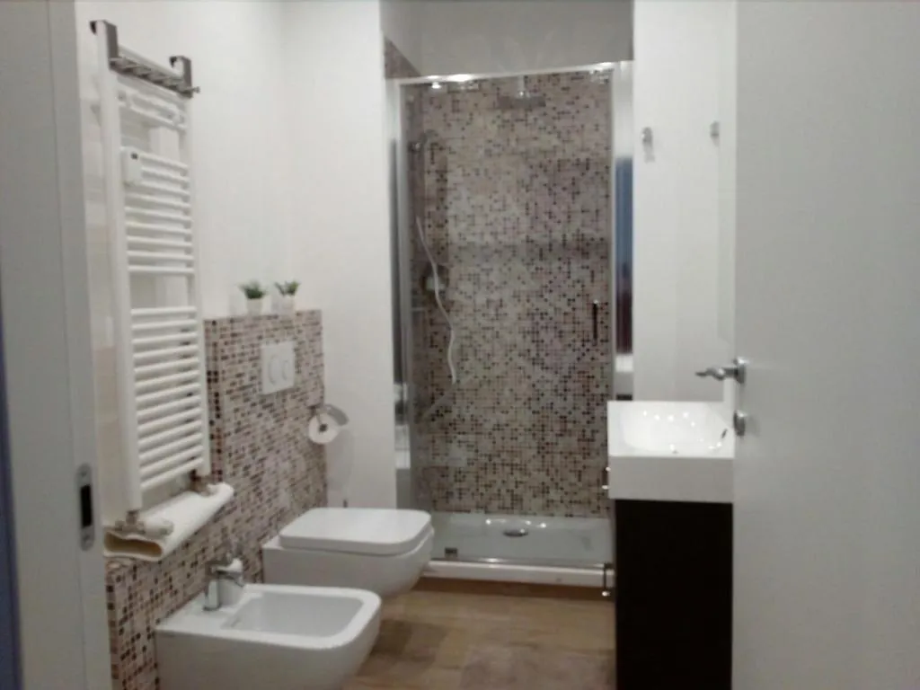 Bagno con doccia e bidet