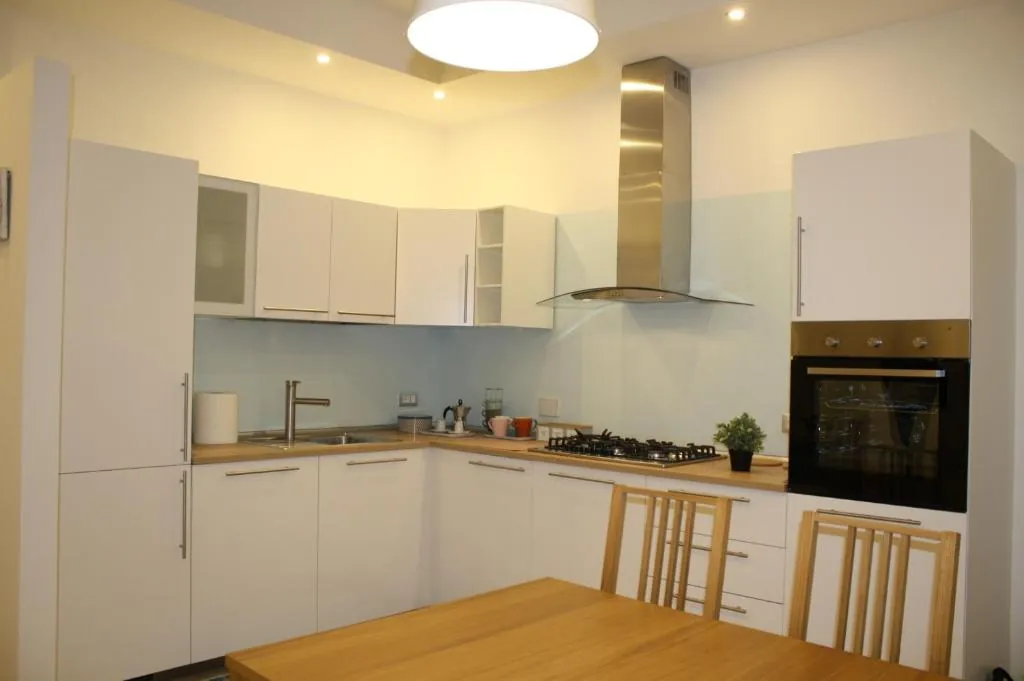 Cucina attrezzata con forno, piano cottura e lavastoviglie