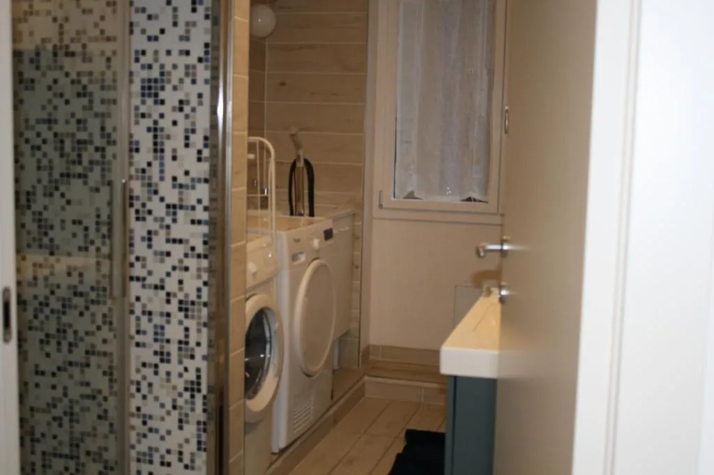 Secondo bagno con doccia, lavatrice e asciugatrice