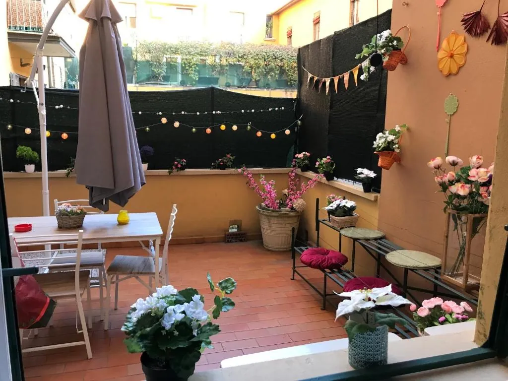 Terrazza fiorita vista dal soggiorno