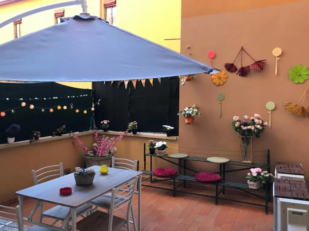 Tavolo e ombrellone sulla terrazza della Casa di Kro