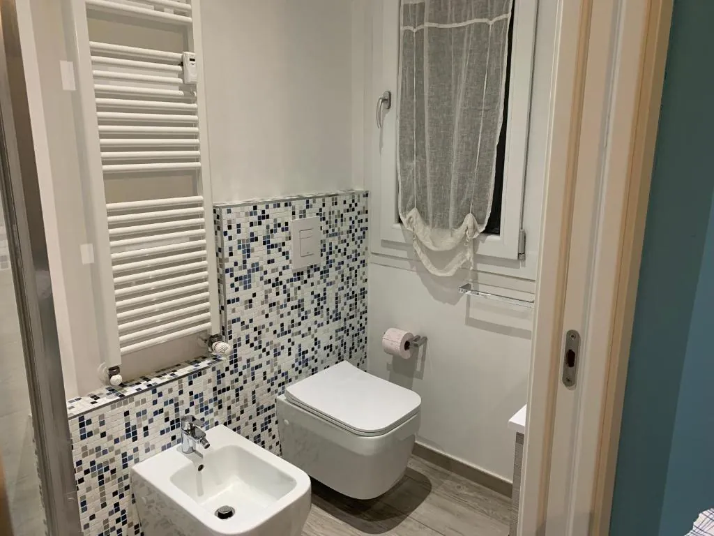 Bagno privato con doccia, bidet e scaldasalviette