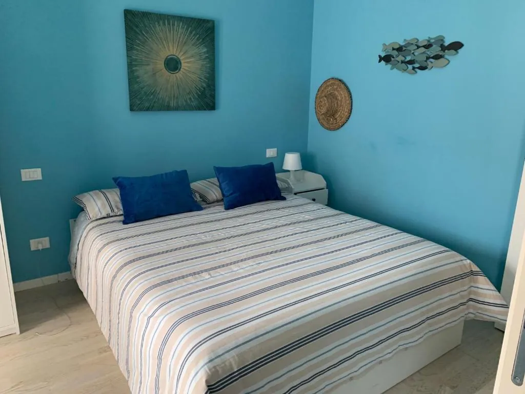 Camera Blu con letto matrimoniale e armadio