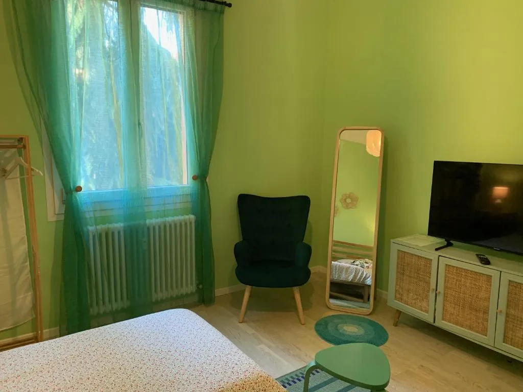 TV e poltrona nella Camera Verde di Favola B&B