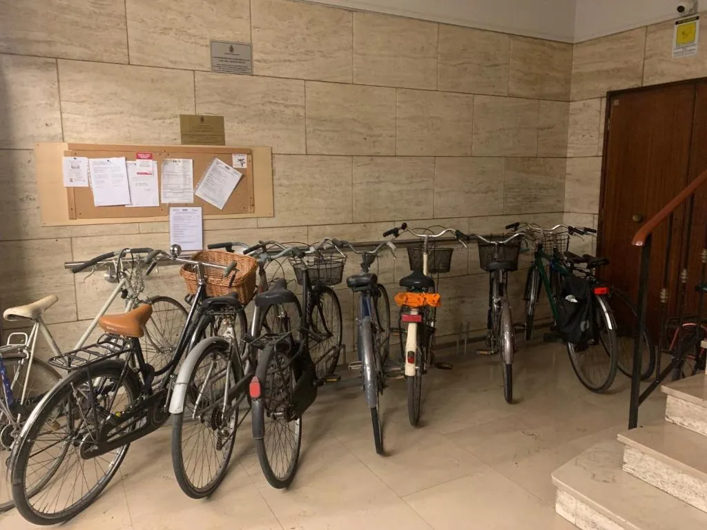Deposito biciclette nell'atrio condominiale