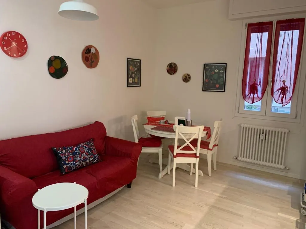 Sala d'ingresso di Favola B&B con divano e tavolo
