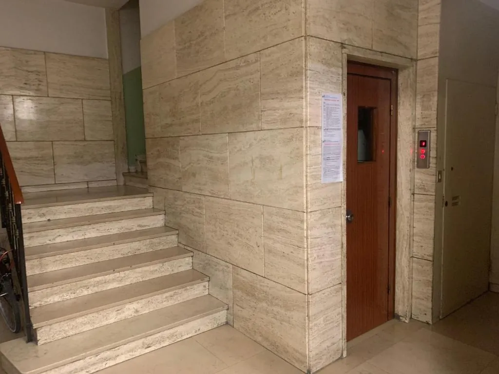 Atrio del palazzo con scale e ascensore