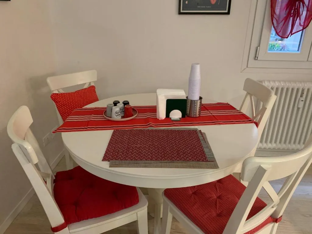 Tavolo della sala d'ingresso di Favola B&B